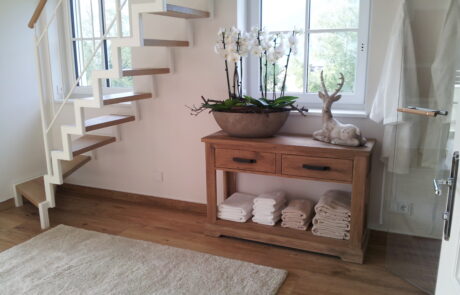Holztreppe mit Eisen
