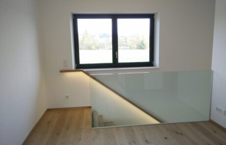 Holztreppe mit Glas