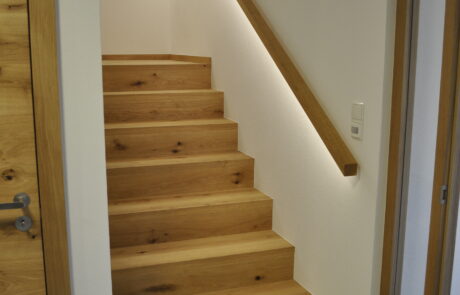 Treppe mit LED Handlauf