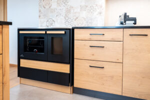 moderne Küche mit integriertem Holzofen