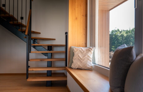 Holztreppe mit Eisen - Lesefensterbank