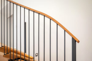 Treppengeländer Eisen mit Holzhandlauf