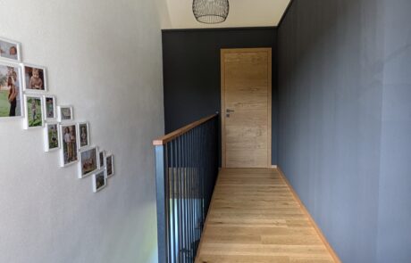 Holztreppe mit Eisengeländer